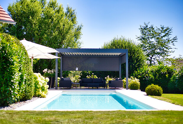 Schellhorn Aussenanlagen Pool Poolanlage mit Bepflanzung