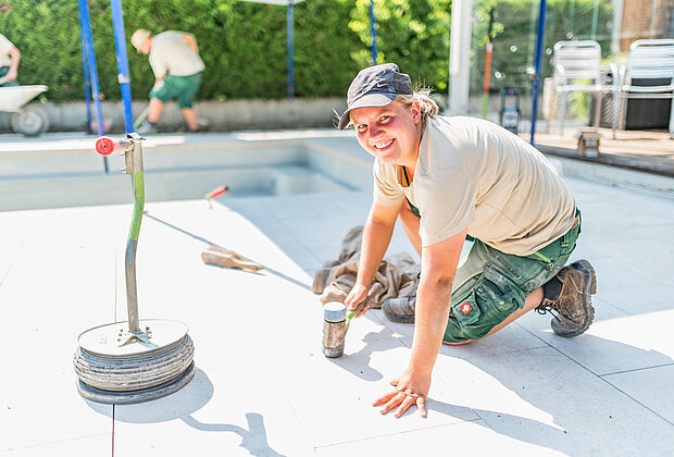 Schellhorn Aussenanlagen Terrassengestaltung Mitarbeiterin von Schellhorn Aussenanlagen bei der Terrassengestaltung